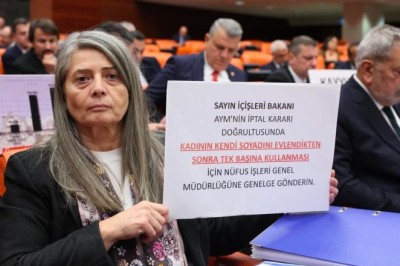 CHP Trabzon Milletvekili Sibel Suiçmez'den Ali Yerlikaya’ya pankartlı mesaj