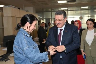 Başkan Genç'ten kadın personele anlamlı jest