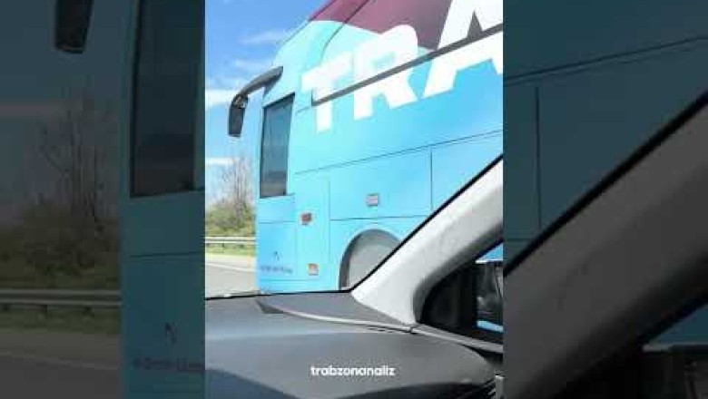 Trafikte Trabzonspor takım otobüsünü gören taraftar kendinden geçiyor