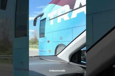 Trafikte Trabzonspor takım otobüsünü gören taraftar kendinden geçiyor