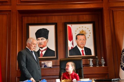 Vali Aziz Yıldırım, 23 Nisan’da koltuğunu çocuklara devretti
