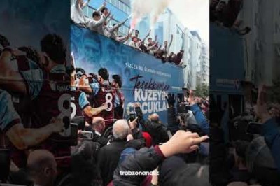 Tarih yazan Trabzonspor’un gençleri, şehrin göbeğinde taraftarla 3’lü çekti!