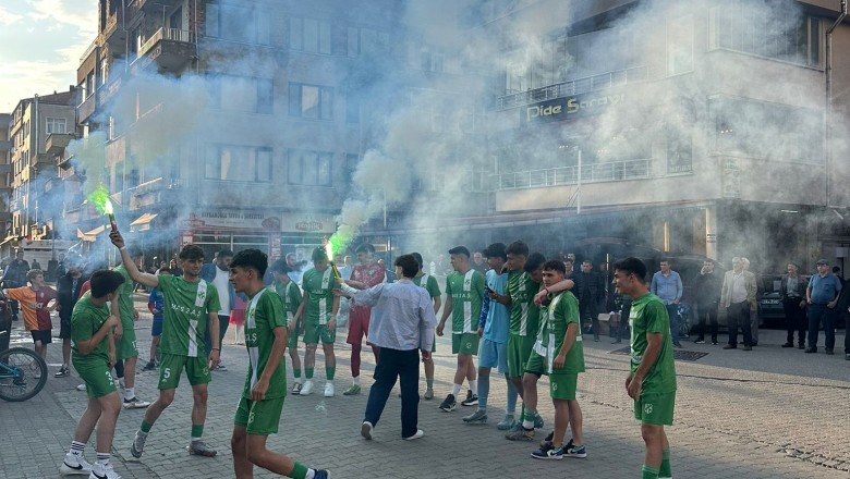 Beşikdüzü Yeşilköyspor U18 takımı şampiyonluğa ulaştı!
