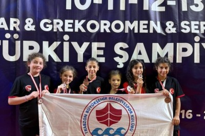 Büyükşehir Belediye'sinin sporcuları gururlandırdı