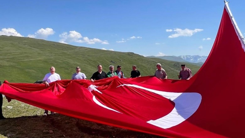 15 Temmuz anısına Çakıroğlu Yaylası’nda dev Türk Bayrağı göndere çekildi