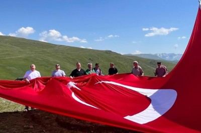 15 Temmuz anısına Çakıroğlu Yaylası’nda dev Türk Bayrağı göndere çekildi