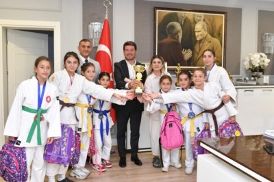 Şampiyon sporculardan Başkan Kaya'ya teşekkür ziyareti