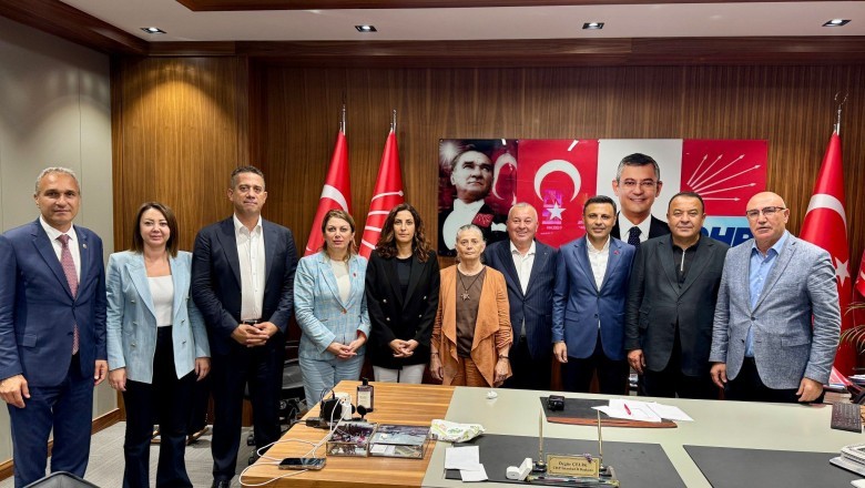 CHP Trabzon Milletvekili Suiçmez, İstanbul İl Başkanlığı’nda polis ablukasına karşı nöbette
