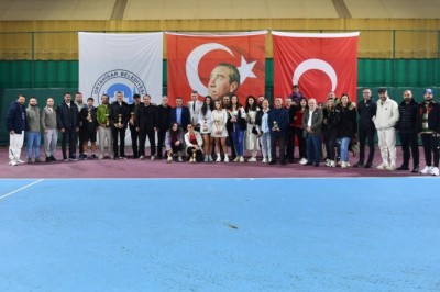 Cumhuriyet Tenis Turnuvası'nda ödüller sahiplerini buldu