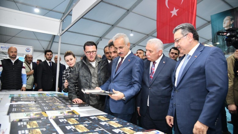 Başkan Genç ve Bakan Uraloğlu Kitap Fuarı'nı gezdi