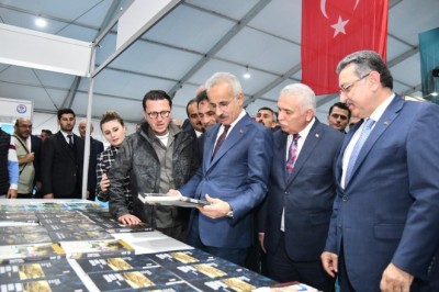 Başkan Genç ve Bakan Uraloğlu Kitap Fuarı'nı gezdi