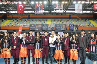 Büyükşehir halk oyunlarında çifte şampiyon