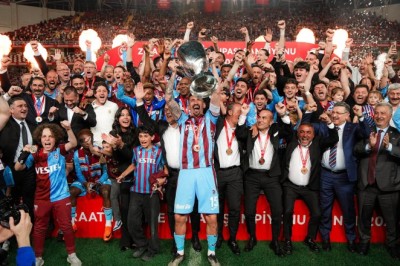 Trabzonspor kupayla moral buldu: Bordo-Mavililer Türkiye Kupası’nı müzesine götürdü