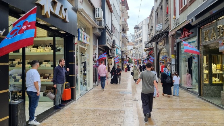 Ortahisar'ın caddeleri Bordo-Mavi bayraklarla donatıldı
